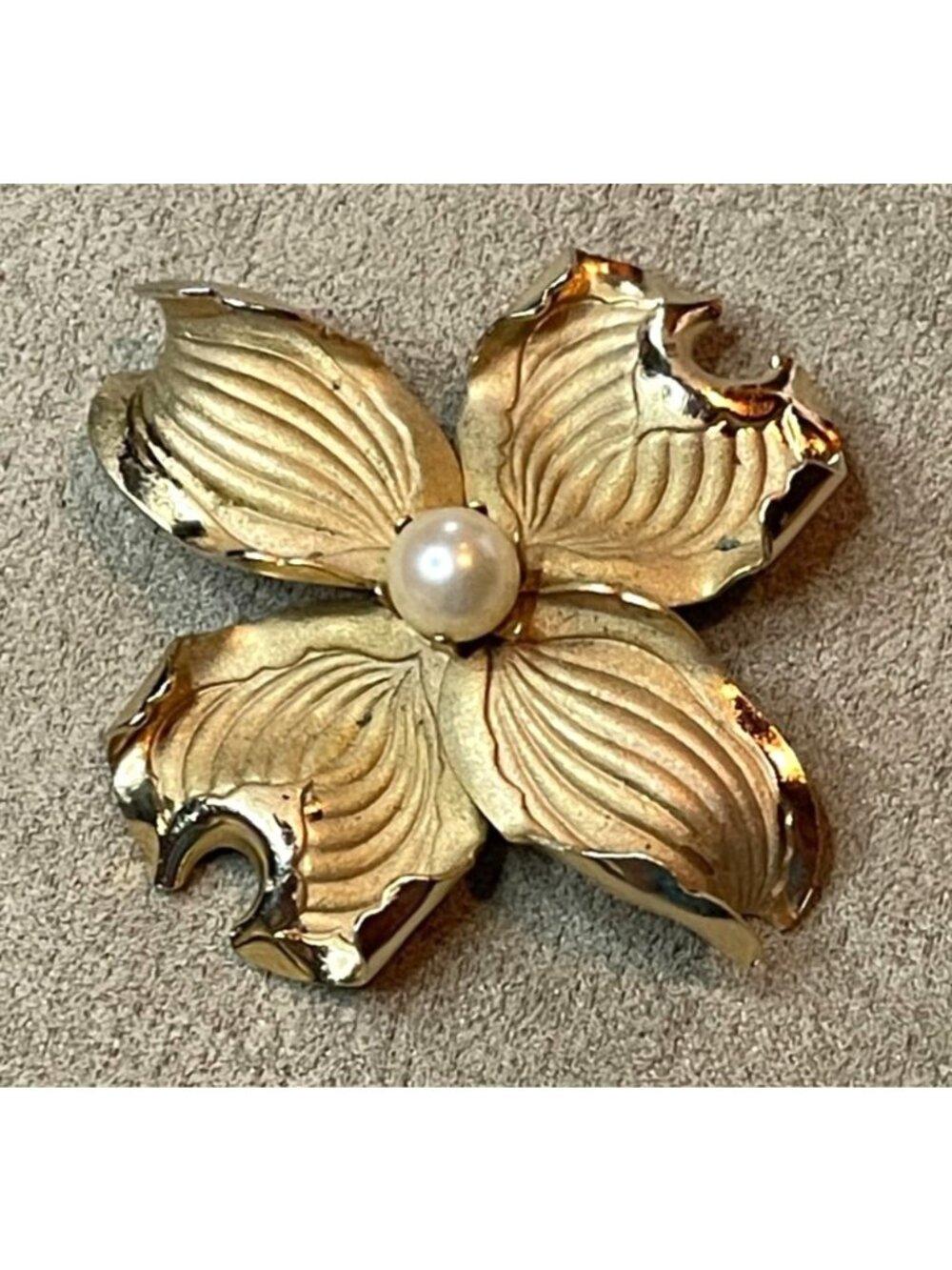 Vtg 50s Gold Tone Dogwood Flower Brooch Faux Pearl Pearl Core Textured Pin MCM